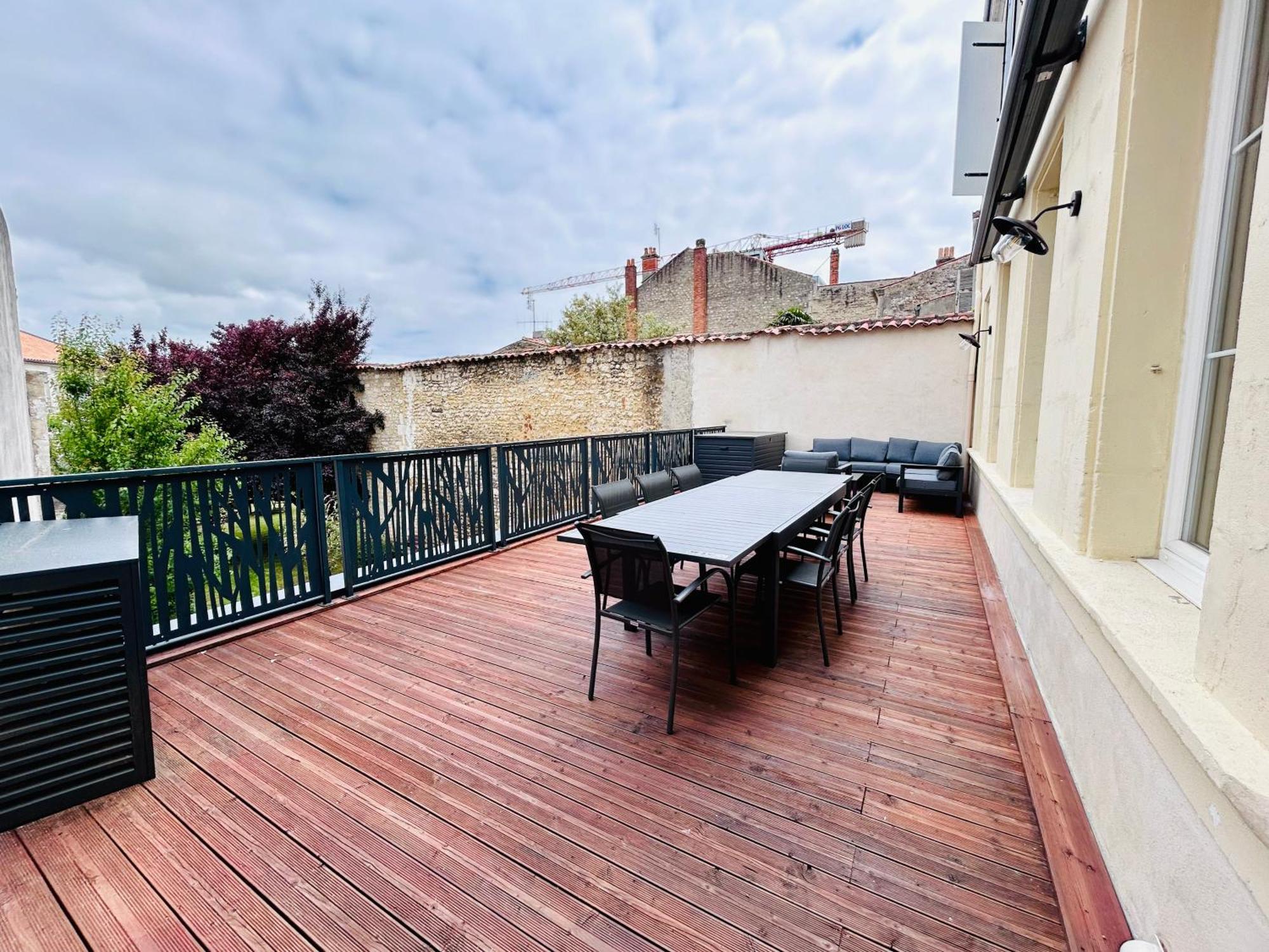 Le Republique - Logements Avec Jardin Situes En Plein Coeur De Ville Et Proche Des Thermes โรชฟอร์ ภายนอก รูปภาพ